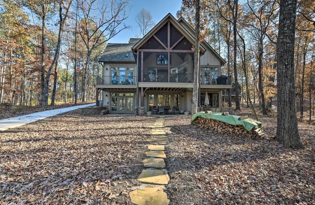 Lake Keowee Cottage w/Deck & Private Dock!