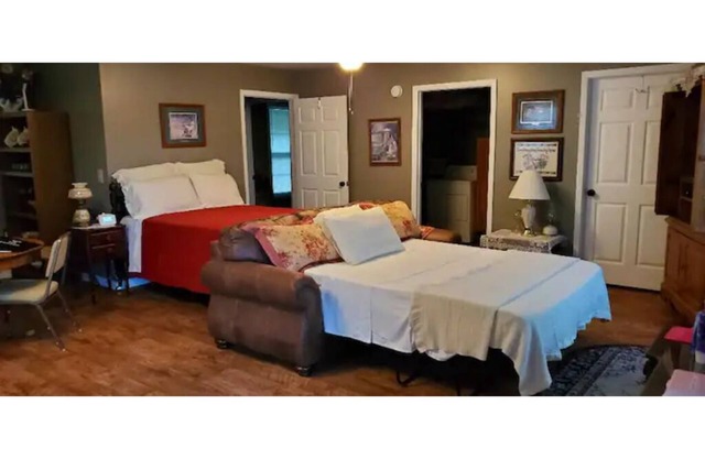 Lake Martin Water View Studio Apt. Public Boat Ramp .06 miles from apartment.