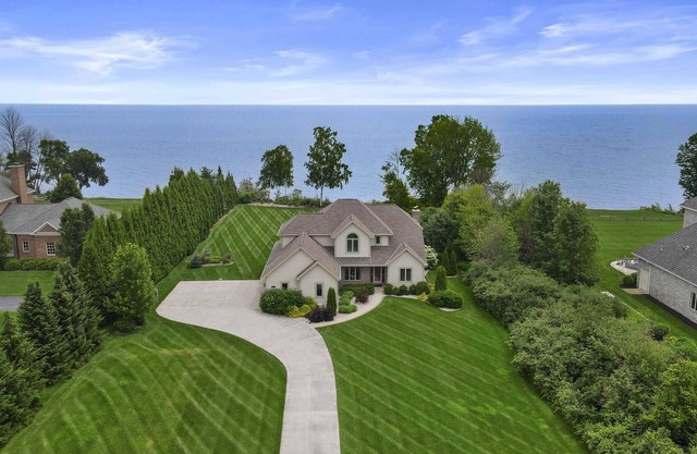 Lake Michigan Beachfront - King Suite - Rec Room