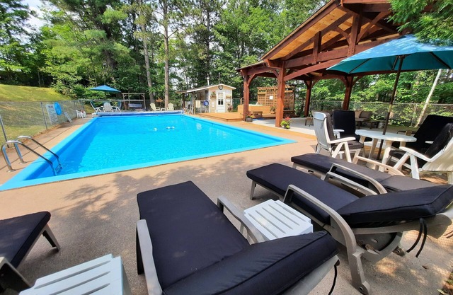 Lake Nipissing Lakefront Cottage with whirlpool/fireplace and resort amenities