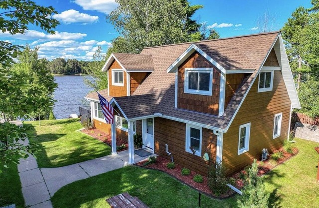 Lake Nokomis 4-bedroom Lakeside Spacious Cottage