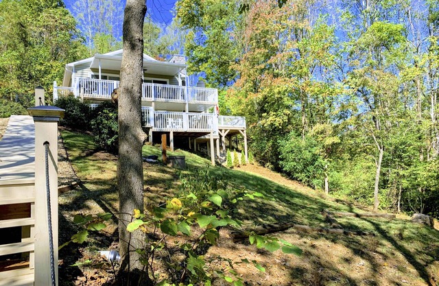 Lake Paradise! Hot Tub/Pool/WIFI/Grills/Private Dock/Kayaks/SUP/Fireplaces