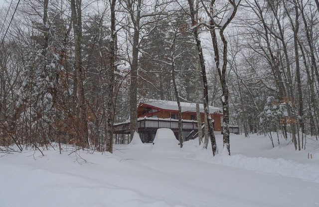 Lake Rescue Chalet - 6-Bedroom Ski House with Hot Tub