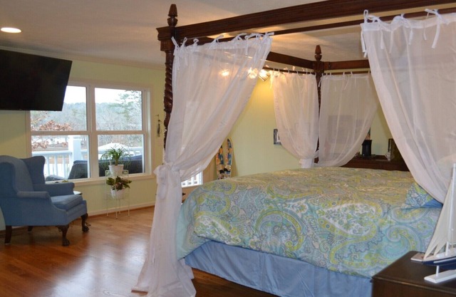 Lake Room in Paradise Bed and Breakfast by Lake Martin
