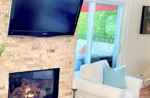 Lake Rosseau-3 mins from Port Carling in the Heart of Muskoka. SANDY BEACH ENTRY