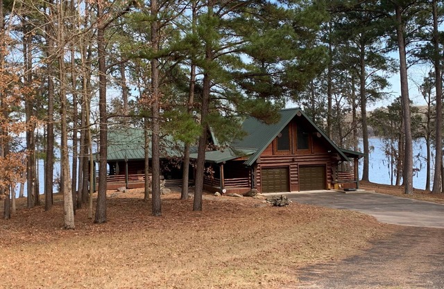 Lake Sam Rayburn - Waterfront Custom Log home, 2000 Sq Ft