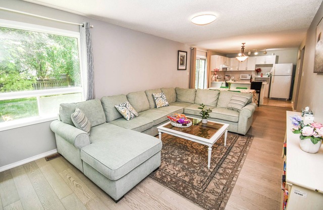 Lake Simcoe 4BR Home – Ideal for Families & Group Getaways