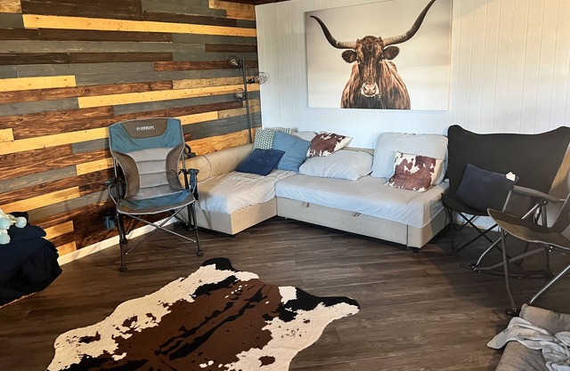 Lake Somerville Cabin~ Pet Friendly~ Minutes from Lake!