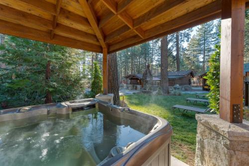 Lake Star by AvantStay Hot Tub Walk to Beach