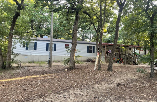 Lake Texaoma 3-bedroom house two bath only a mile from the beach or boat ramps.