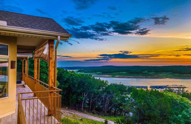 Lake Travis Chic with MILES of views and Awesome amenities