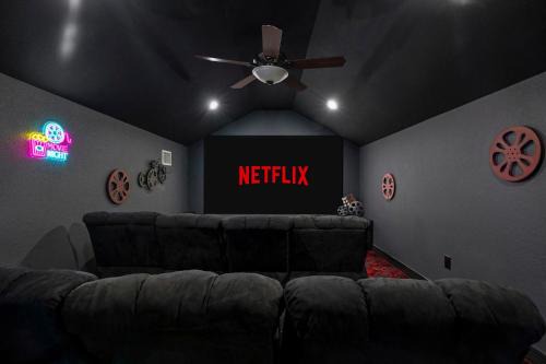 Lake Travis Family Retreat with Theater Game Room and BBQ 7 min from Marina