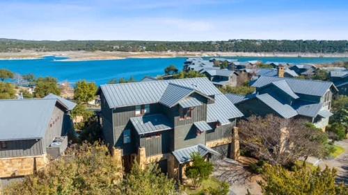 Lake Travis Retreat - 5BR with BBQ & Pickleball