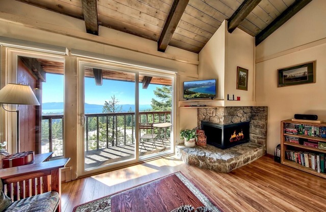 Lake View Cabin with Private Hot Tub & Comm Pool & Hot Tub Too!