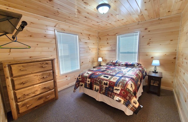 Lake view cabin with all the amenities of the resort and pet friendly