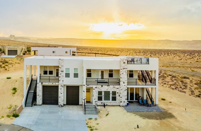 Lake View Modern House with Beautiful Sunsets!