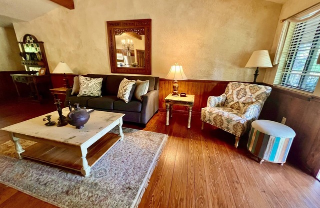 Lake view three bedroom, three bath cottage with hot tub overlooking Lake Ouachita. by RedAwning