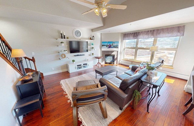 Lake View! Updated Penthouse! Elevator, Hot Tub. Walk/Drive to Dining, Marina