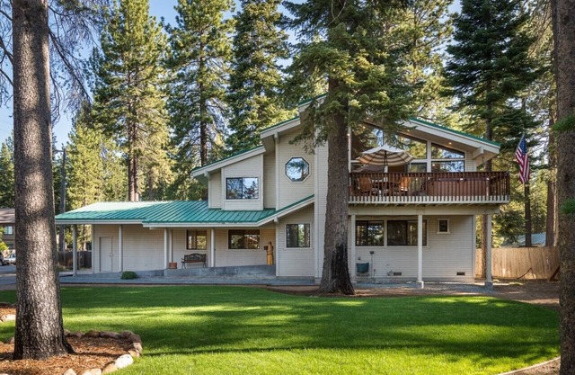 Lake Views, Hot Tub, Across from Beach, Garage "Sandy Shores Villa"
