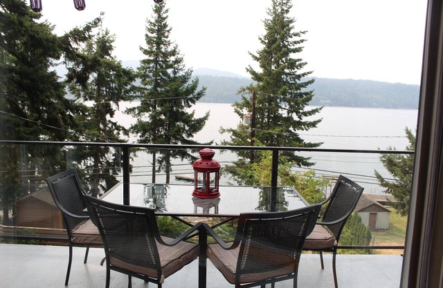 Lake Whatcom Summer home, 100' private beach, paddle boards and kayaks!