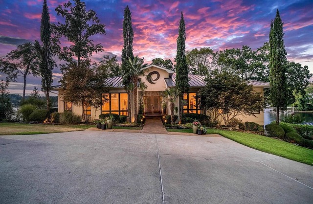 Lakefront Oasis - 6BR/4.5BA