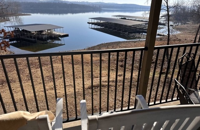 Lakefront 2 Bedroom Condo - 12x28 Boat slip included -near Silver Dollar City