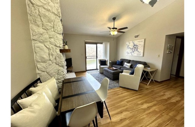 Lakefront 2 bedroom 2 bathroom - Sleeps 6