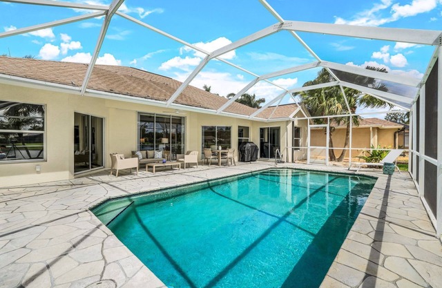 Lakefront 3-bedroom pool house in Briarwood. Morning sunrise!