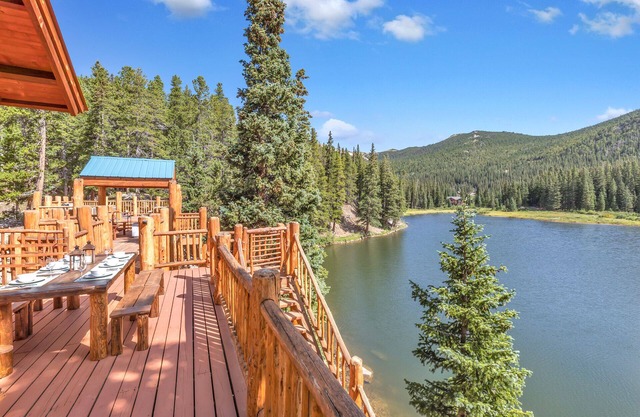 Lakefront 3BR Cabin 1 Hr from Denver
