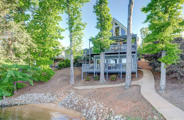 Lakefront 4BR home with sandy beach and big views! Private Dock, 15min Clemson