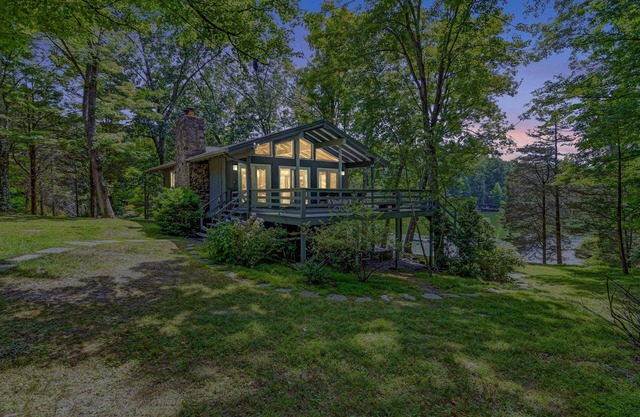 Lakefront Achieve Cabin/3BR on 200-Acre Estate