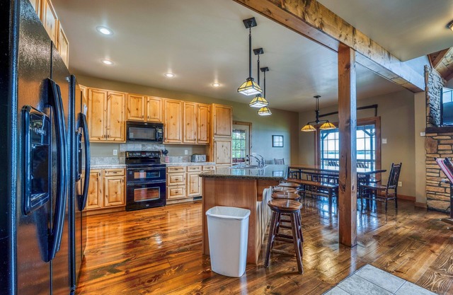 Lakefront-Beach-Pool-Hot Tub-Resort Amenities-Resort amenities included