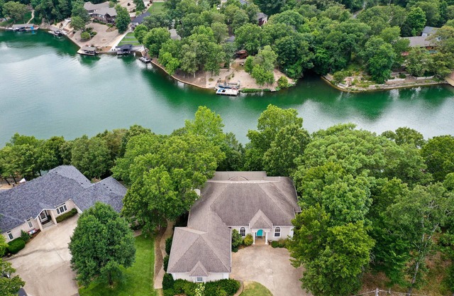 Lakefront Beauty on Lake Loch Lomond near Biking Trails