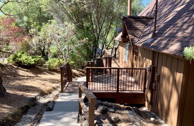 Lakefront Cabin Near Yosemite