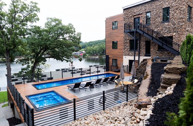 LAKEFRONT/Center of Osage Beach/pool - 1 Bedroom Loft located above 1932 Reserve
