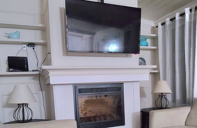 Lakefront cottage - Erie Breeze w/wifi & sat.tv.