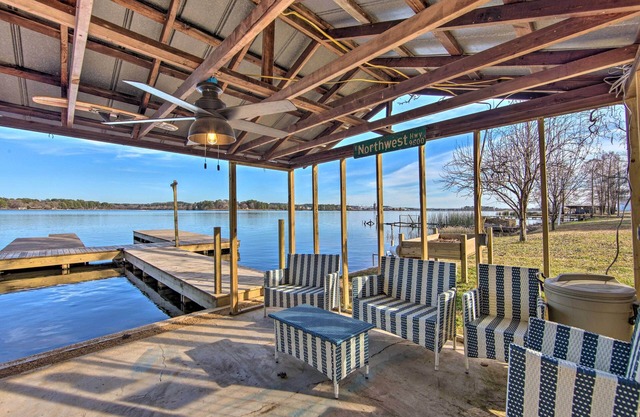Lakefront Daingerfield Retreat w/Shared Dock!