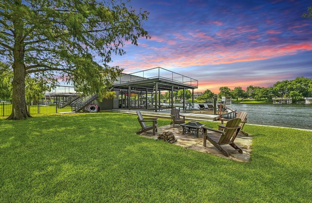 Lakefront, Dock, Yard - Pet Friendly (with Fee!)