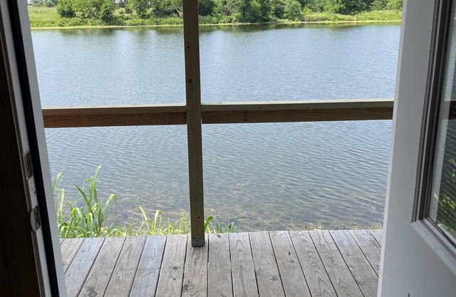 Lakefront Eagle Lodge