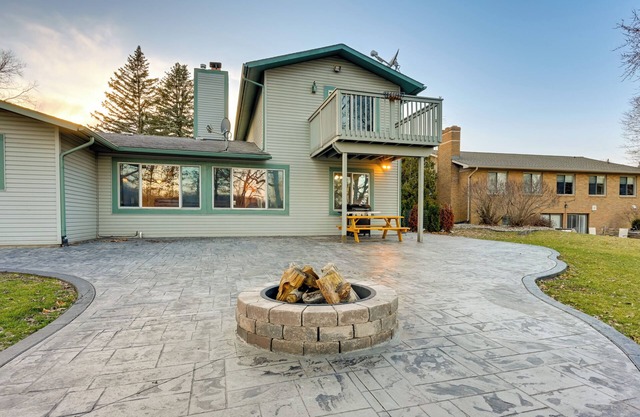 Lakefront Hartland Cottage w/Patio & Fire Pits!