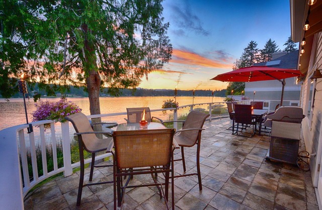 Lakefront Home-4 Bedrooms, 3 Full Bathrooms-Sleeps 10+ Hot Tub and Kayaks