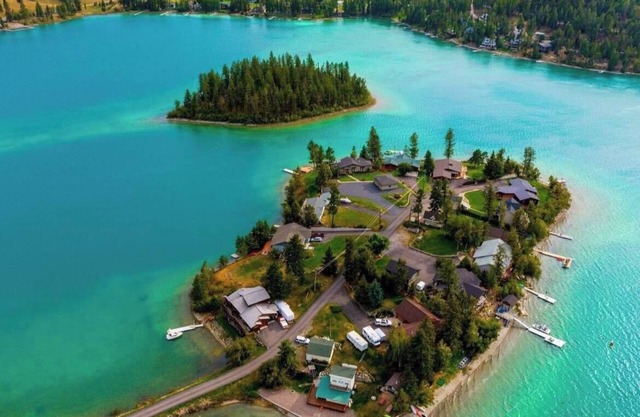 Lakefront Home on Foys Lake Just Minutes From Kalispell/Glacier w/Hot tub for 6!