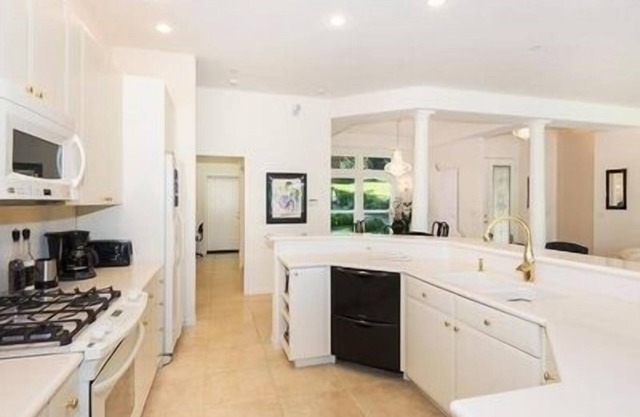 Lakefront home Sleeps up to 6 people. Event Venue for up to 40 people