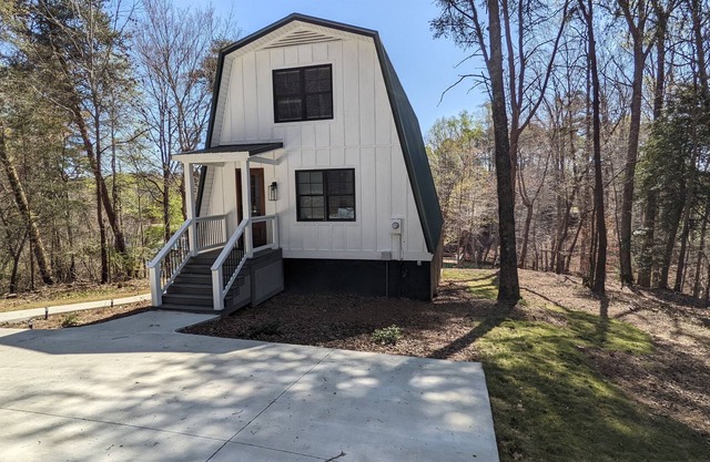 Lakefront Home w/ sundeck over the dock.