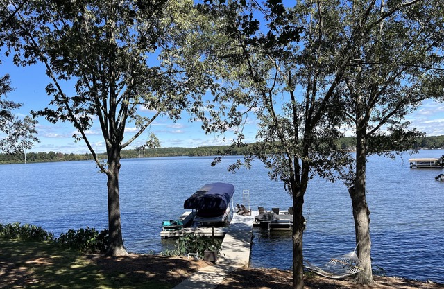 Lakefront home - Walk to restaurants - Deep water - LOCATION!
