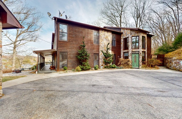 Lakefront home with lake views, kids game room, docks, deck, grill, kayaks, W/D