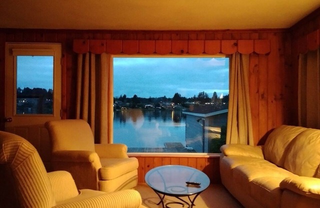 Lakefront Home with Panoramic View: Devils Lake, Oregon