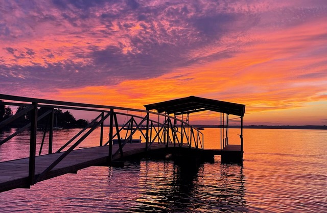 Lakefront; hot tub, 4 king beds; 4 twin beds; private, deep water, covered dock