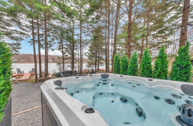 Lakefront | Hot Tub | Kayaks | High End | Peaceful