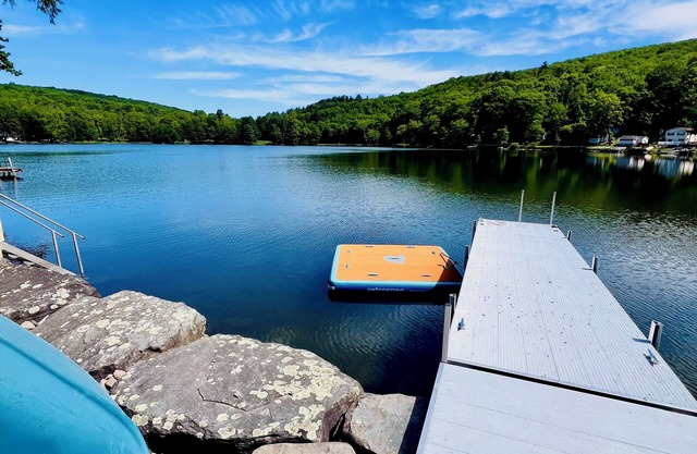 Lakefront! Hot Tub-Sauna-Cold Tubs-SUPs-Bikes-Canoe-Kayak-Sundeck-Firepit-Dock!